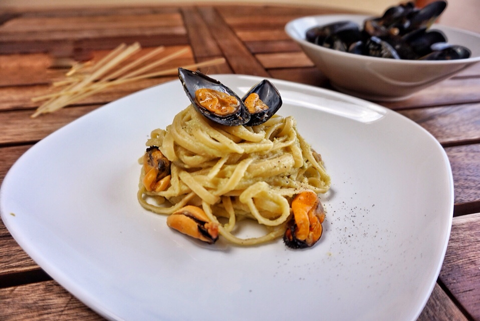 Linguine con cozze e crema di cavolfiore