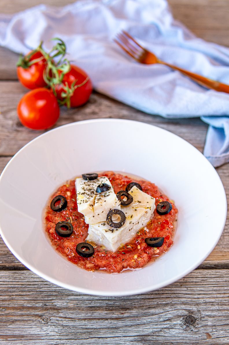 Nasello in padella con salsa di pomodoro crudo e olive