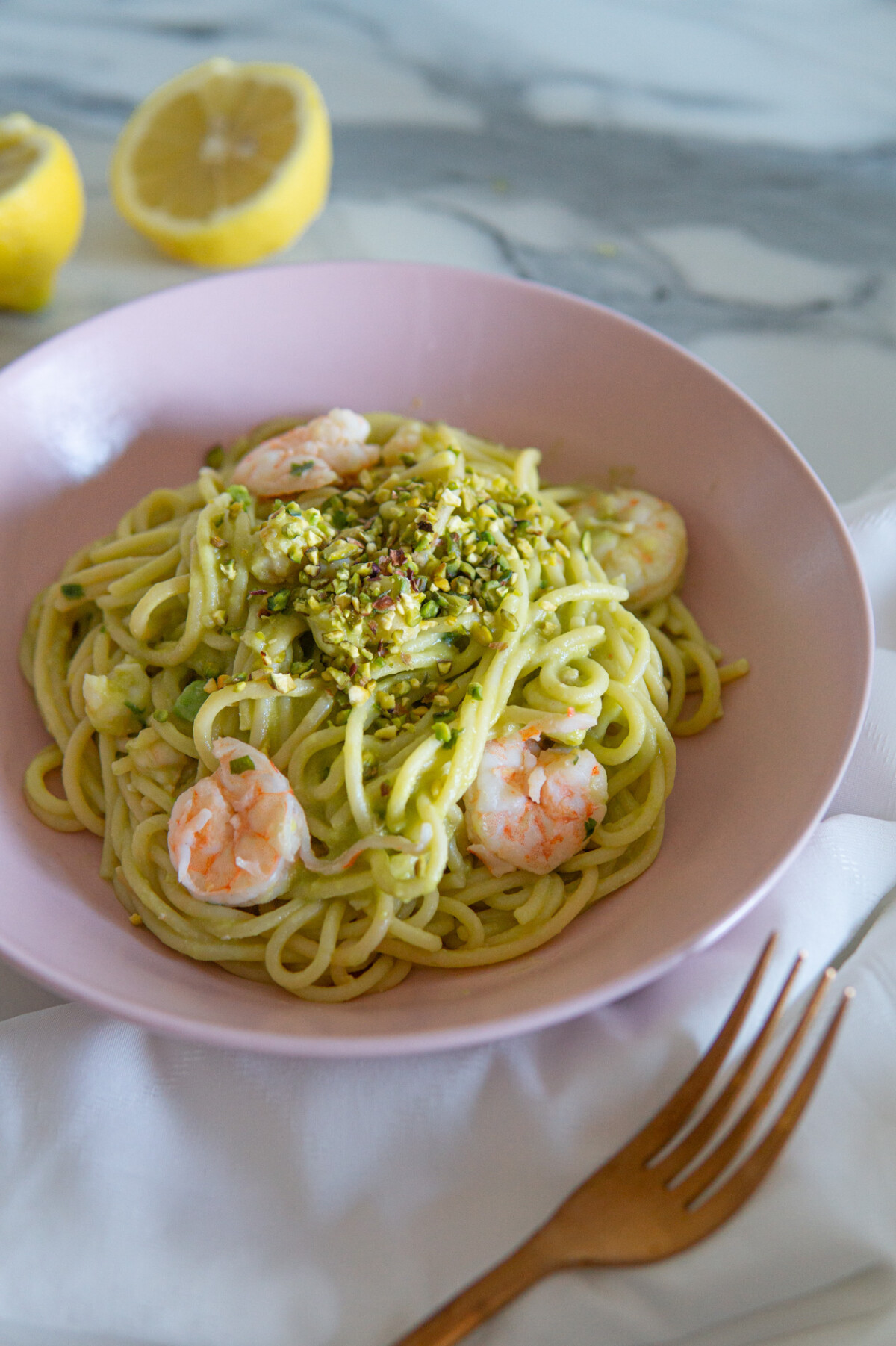 Pasta con avocado e gamberi