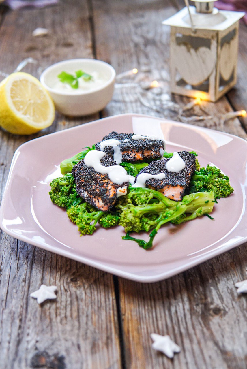 Salmone in crosta di semi di papavero con cime di rapa