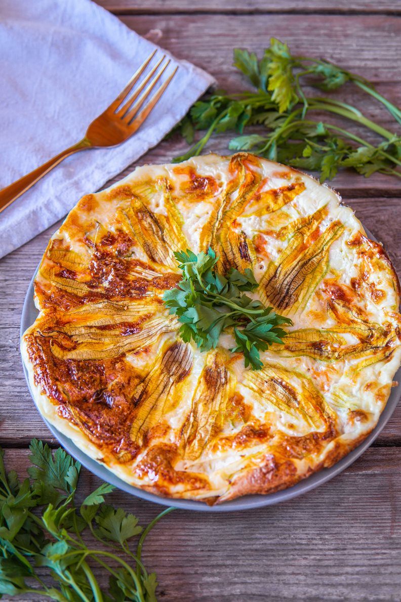 Frittata con fiori di zucca e feta