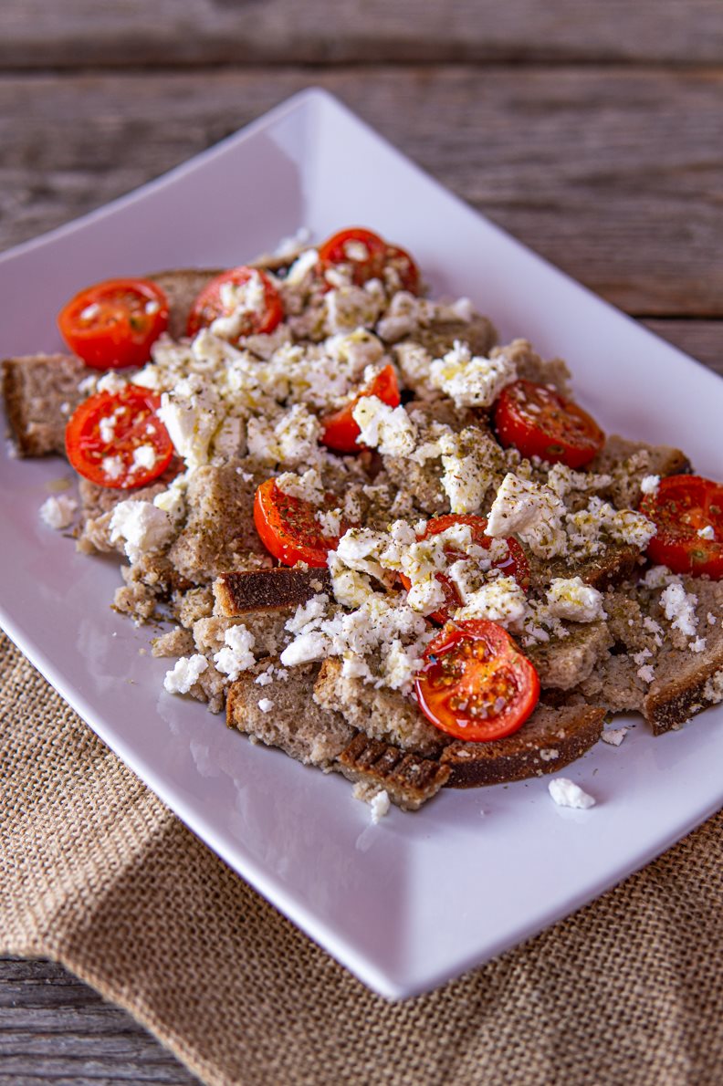 Insalata di pane di segale, pomodorini e feta - Basilico Secco