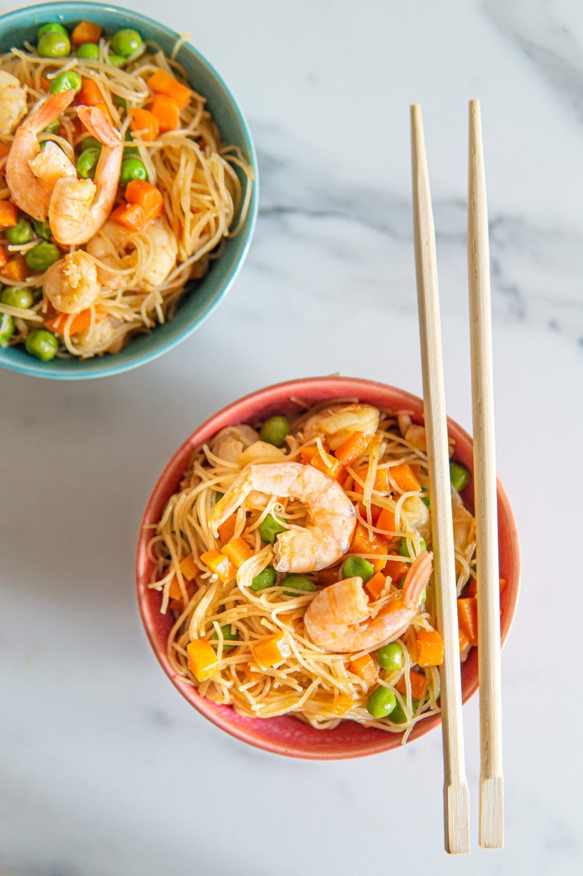 Spaghetti di riso con verdure e gamberi