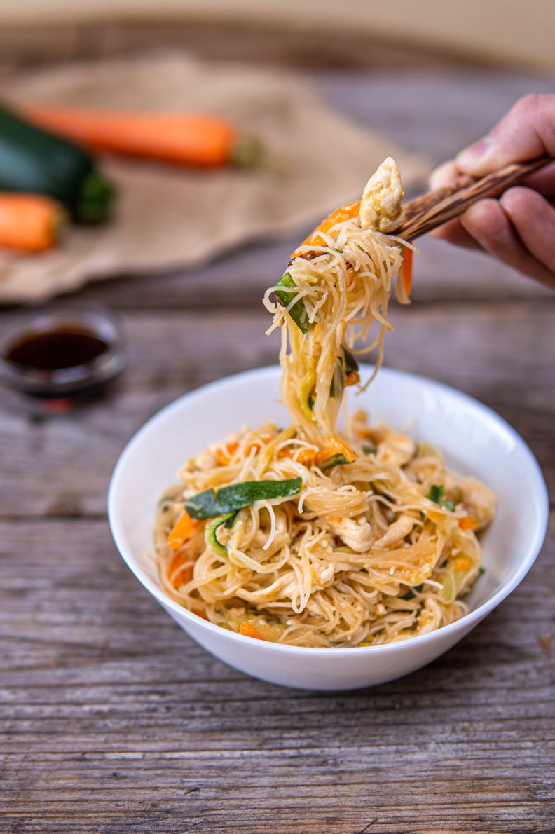 Spaghetti di riso con verdure e pollo