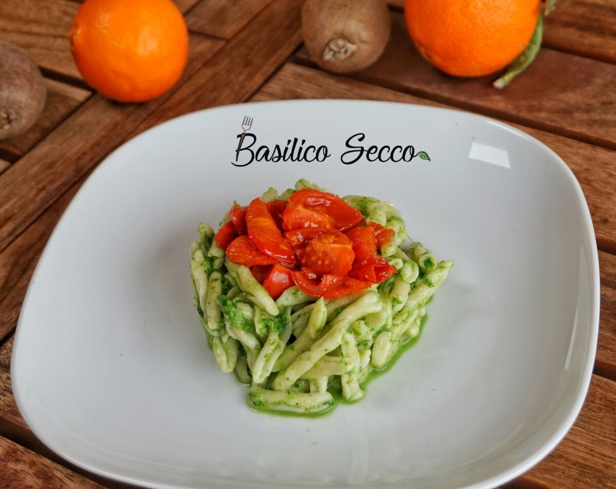 Capunti con pomodorini e crema di rucola e stracchino