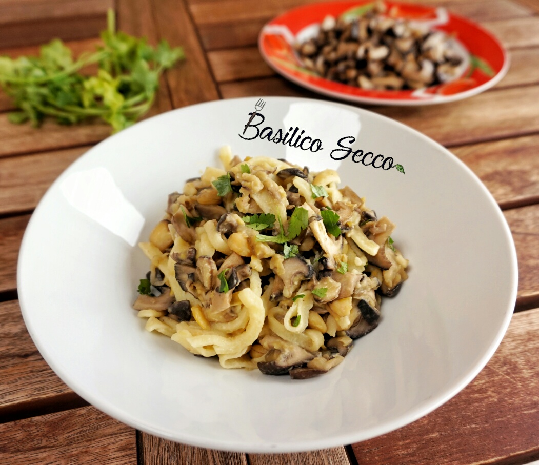 Tagliolini cicerchia e funghi cardoncelli