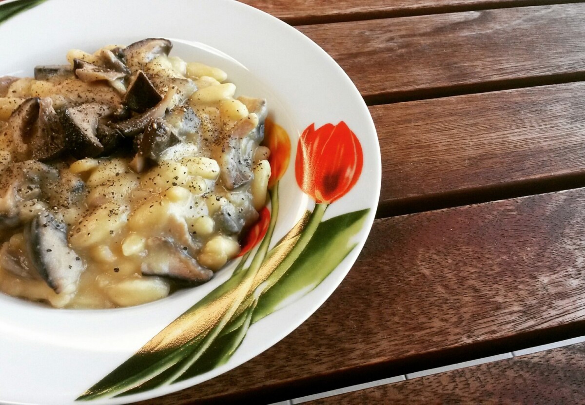 Cavatelli con purè di fave e funghi cardoncelli