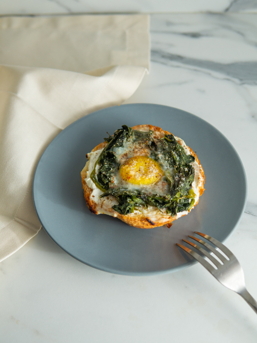 Friselle al forno con spinaci e uova